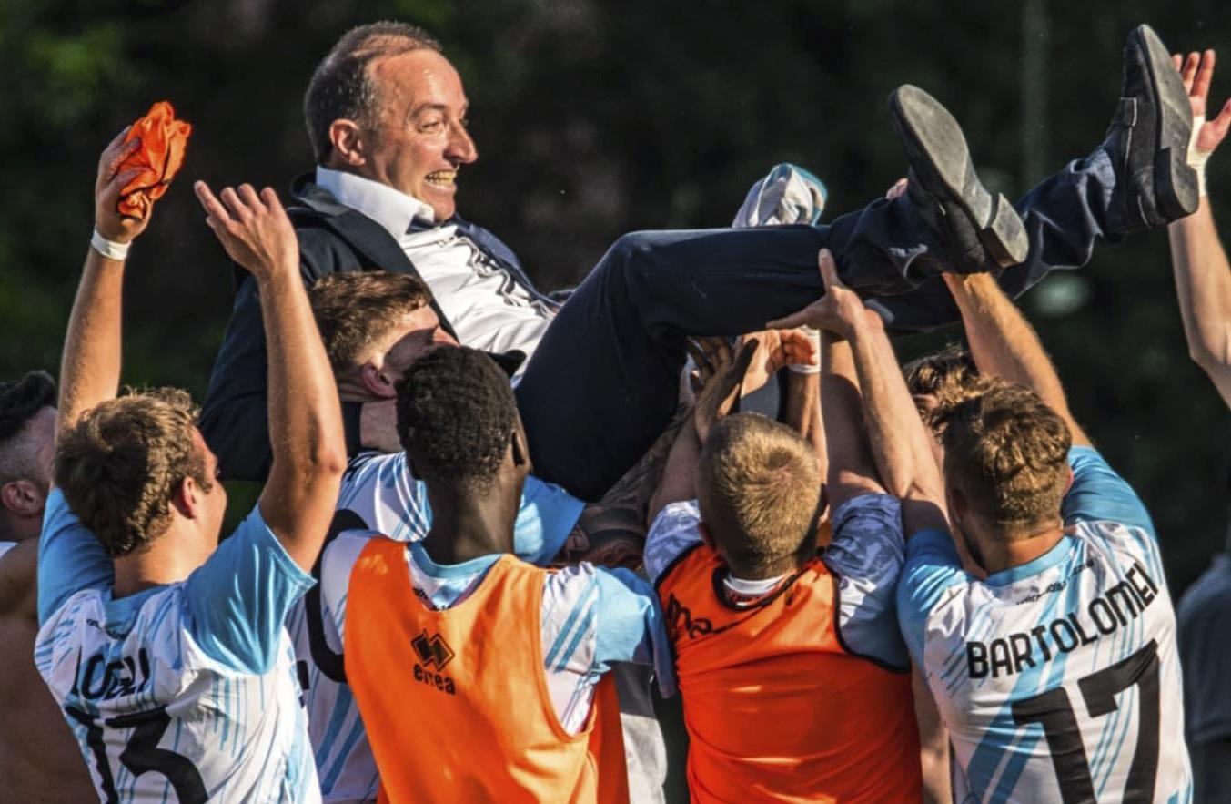 https://sport.quotidiano.net/image-service/view/acePublic/alias/contentid/ZDc1MjY5NGQtYzMxZC00/0/dalla-d-alla-terza-i-team-nostrani-in-corsa-il-ravenna-aspetta-il-ripescaggio-in-serie-c.jpeg