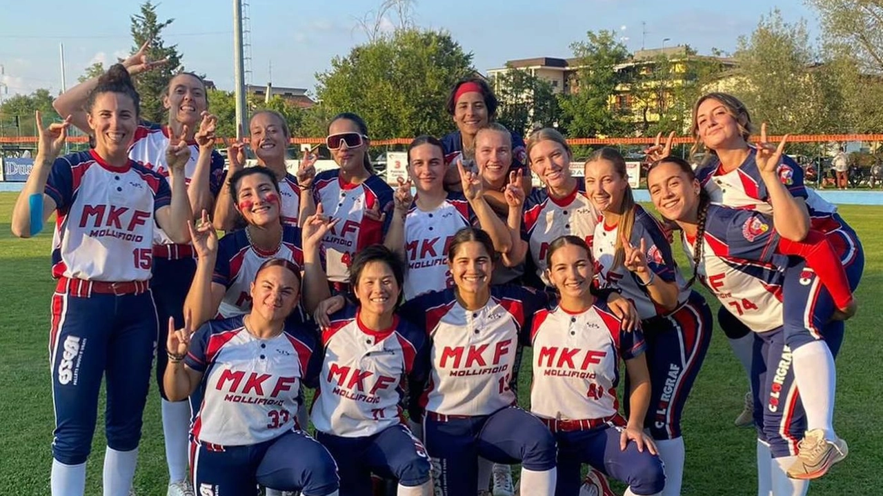 La squadra di softball Mkf Bollate festeggia l’accesso alla finale scudetto di serie A1