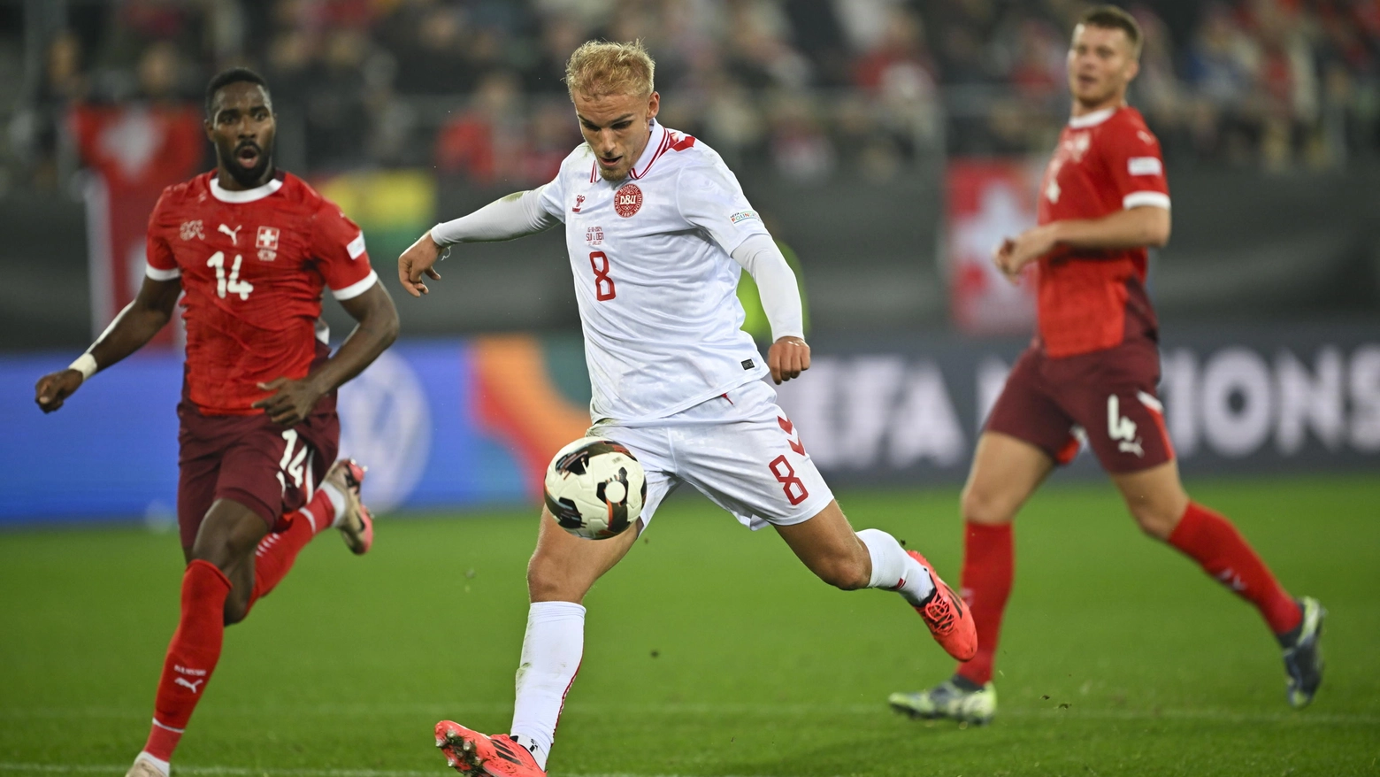 Gustav Isaksen mentre realizza la sua prima rete con la Nazionale danese