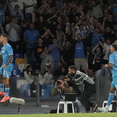 Il Napoli batte il Monza 2-0 ed è solo in testa alla classifica