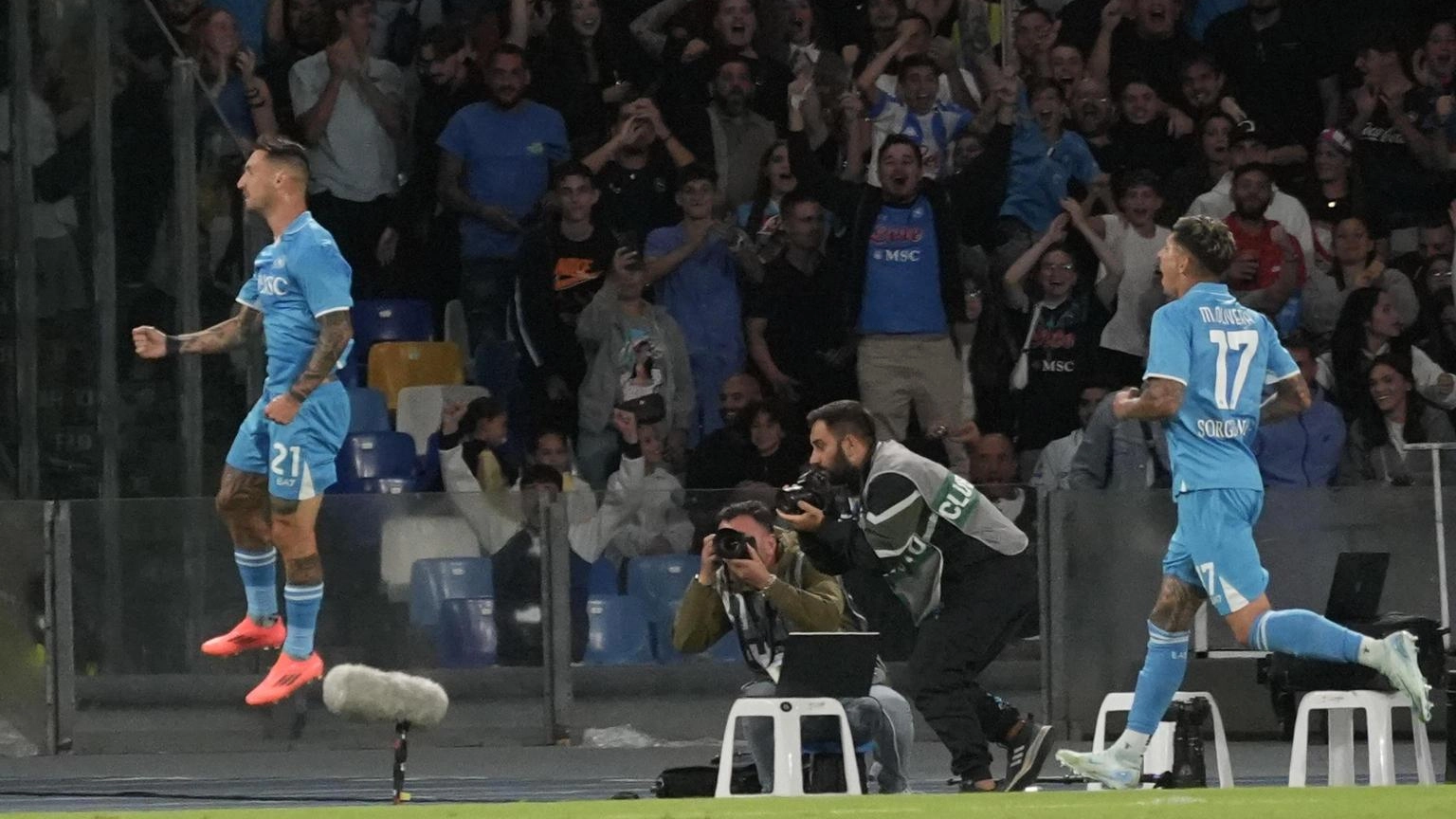 Il Napoli batte il Monza 2-0 ed è solo in testa alla classifica