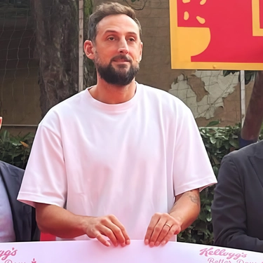 Il capitano della V Nera ha inaugurato un playground a Milano. Belinelli: "Al campetto mi sento un bimbo. Alla ’nuova’ Virtus serve più fame»