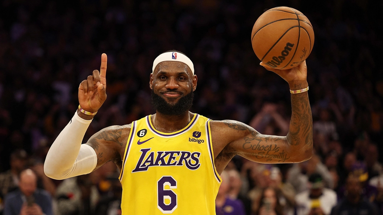 LeBron James con il figlio Bronny: hanno giocato insieme ad inizio stagione. Qui sopra portabandiera ai Giochi di Parigi