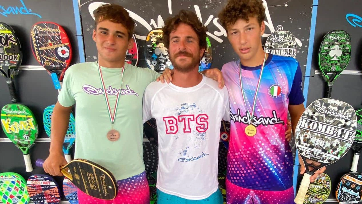 Il giovane Tommaso Donnini di Grosseto ha vinto il titolo mondiale Under 16 di beach tennis a Cesenatico, in coppia con Nicola De Siena. Un trionfo che ha portato grande orgoglio alla città e all'azienda Quicksand.