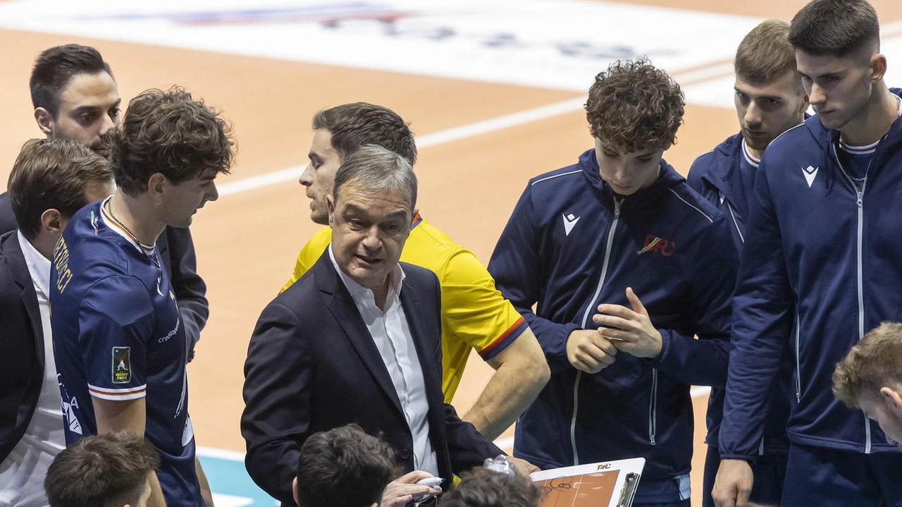 Marco Bonitta, al centro, insieme ai ragazzi della Consar (foto Zani