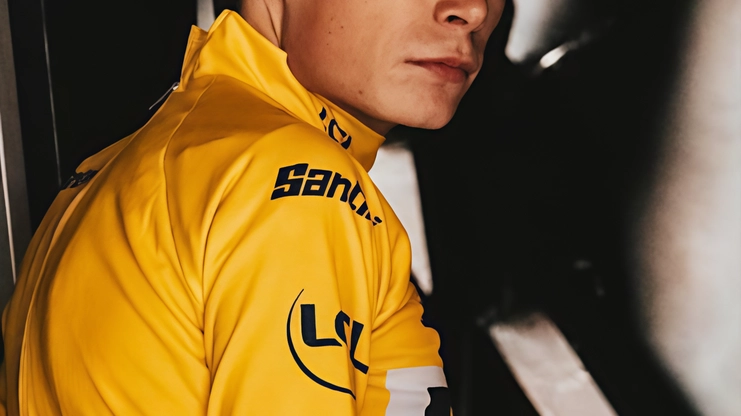 Jonas Vingegaard rischia di non partecipare al Tour de France a causa di gravi infortuni riportati in una caduta al Giro dei Paesi Baschi. Altri ciclisti coinvolti presentano fratture e lesioni, sollevando preoccupazioni sulla sicurezza delle gare.