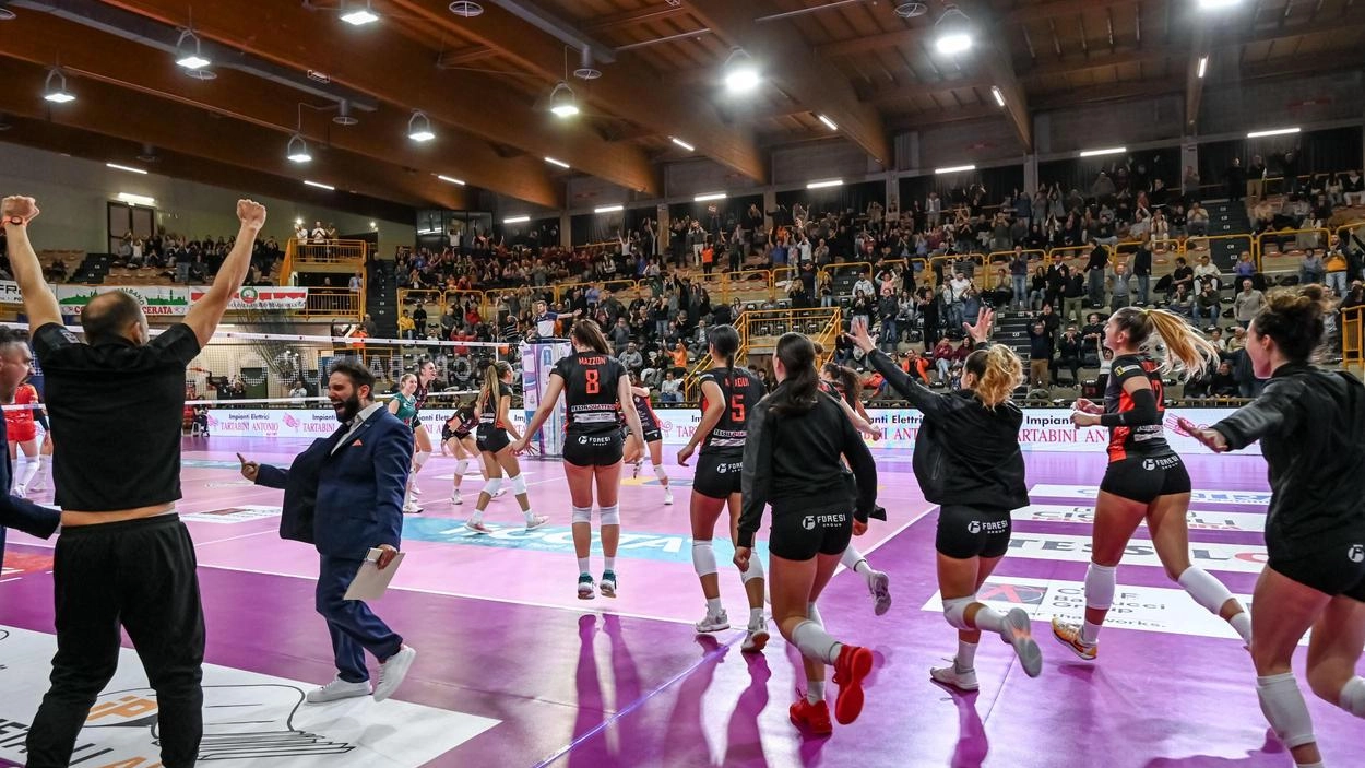 Giocatrici e staff della Cbf Balducci festeggiano la vittoria su Messina