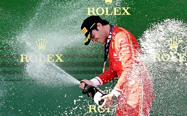 Sainz trionfa nel Gp di Australia, doppietta Ferrari: Leclerc è secondo. Verstappen ritirato
