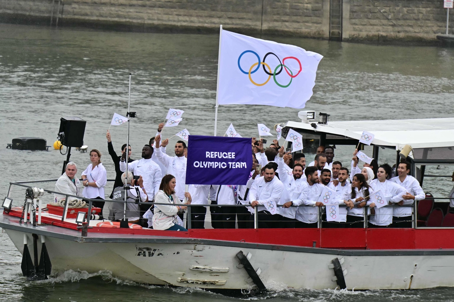 La barca che ospita la delegazione dei rifugiati olimpici
