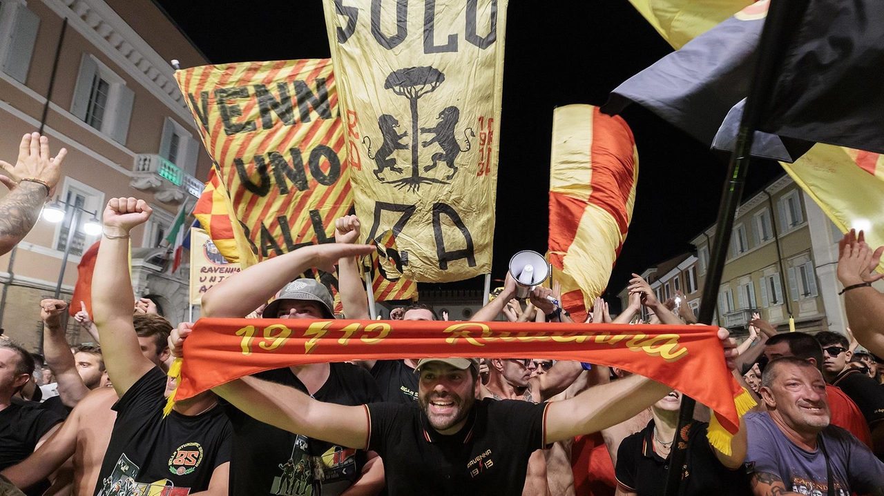 Il Ravenna si prepara per il derby contro il Forlì, con la rosa al completo tranne l'infortunato Ciuffo. Il tesseramento di Milan slitta, ma la prevendita dei biglietti è attiva con prezzi popolari per favorire l'affluenza.