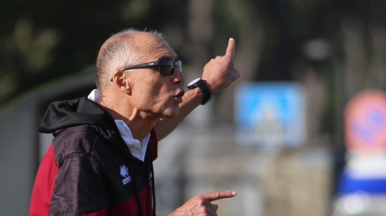 Leonardo Menichini, 71 anni, mentre dirige la squadra. Il Pontedera oggi affronterà in trasferta questo pomeriggio l’Ascoli (foto Bongianni per Germogli)