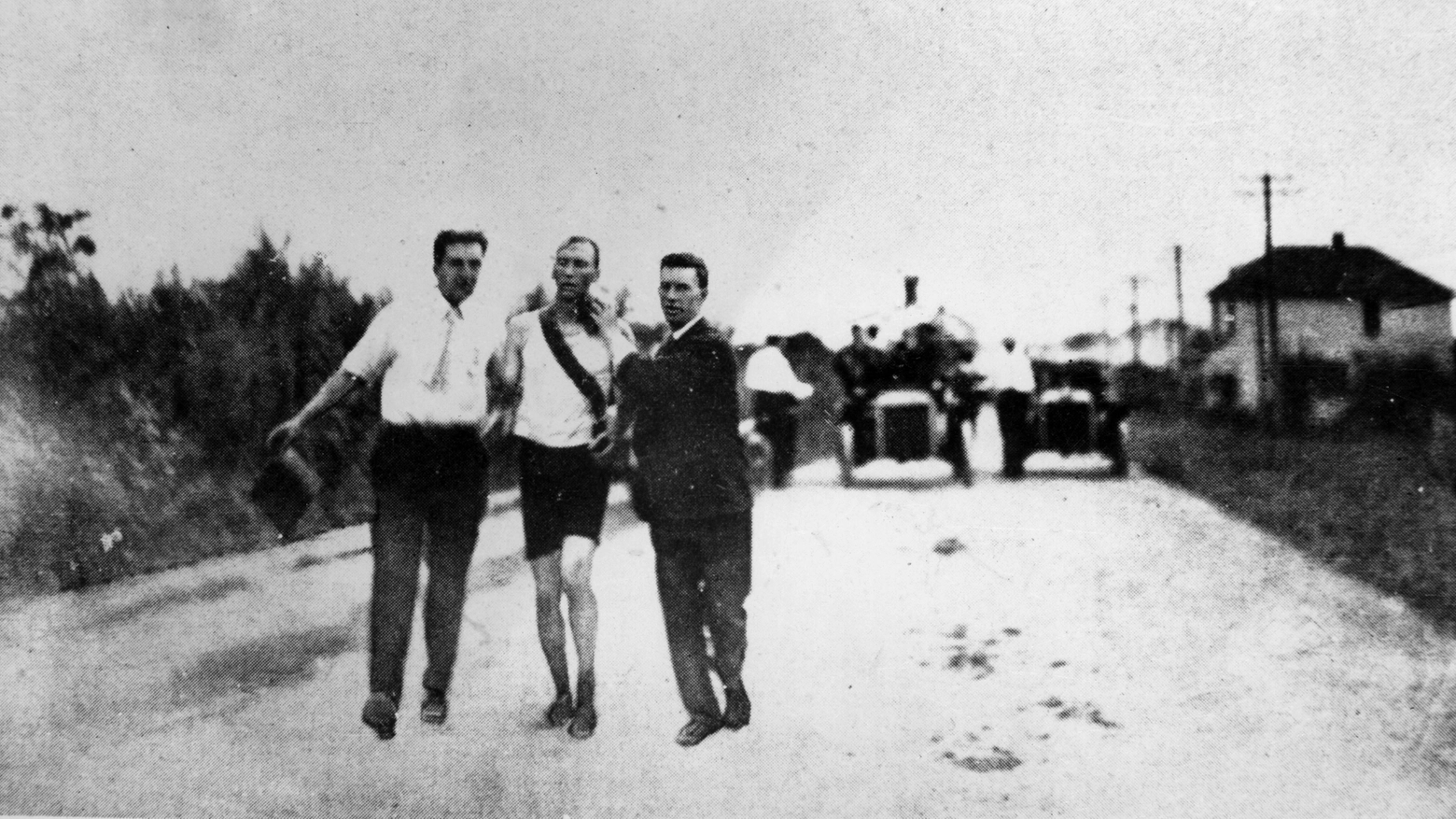 Il maratoneta statunitense Thomas Hicks alle Olimpiadi del 1904