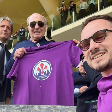 In festa i tifosi del paese delle Torri. Rinasce il Viola Club San Gimignano: la prima maglia è per Rocco