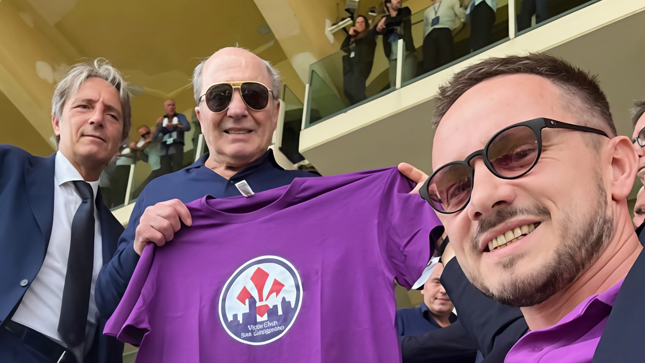 Il nuovo "Viola Club San Gimignano" consegna la maglia al presidente Commisso al Franchi. La passione per la Fiorentina a San Gimignano si rinnova, con il ritorno del vecchio striscione "San Gimignano Viola" grazie alla nuova generazione di tifosi.