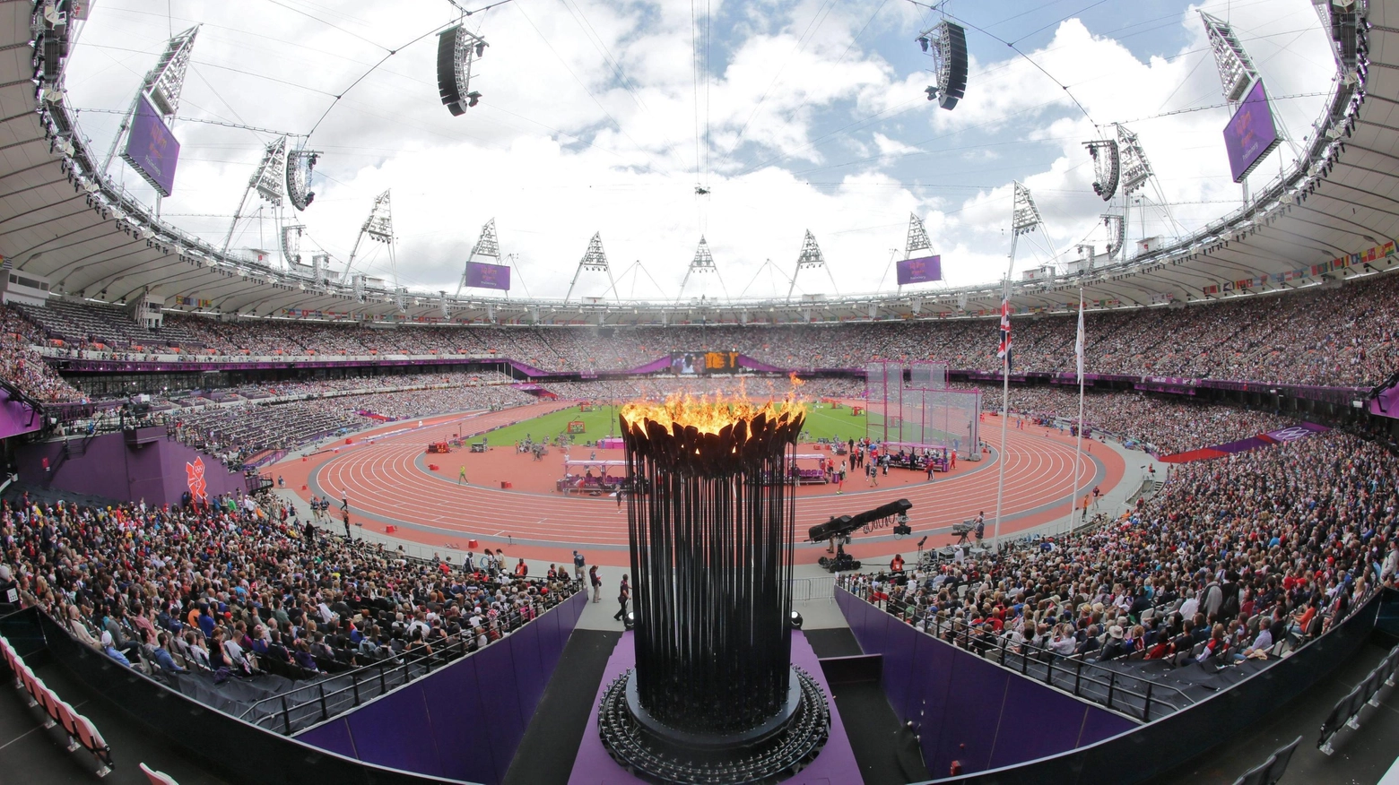 Il braciere olimpico, simbolo storico dei Giochi, resta acceso fino al termine della cerimonia di chiusura