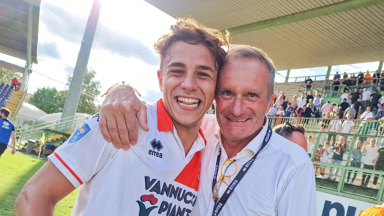 Il giovanissimo Cuomo, match-winner del Melani, festeggia insieme al patron Sergio Iorio dopo il triplice fischio (Acerboni/fotoCastellani)