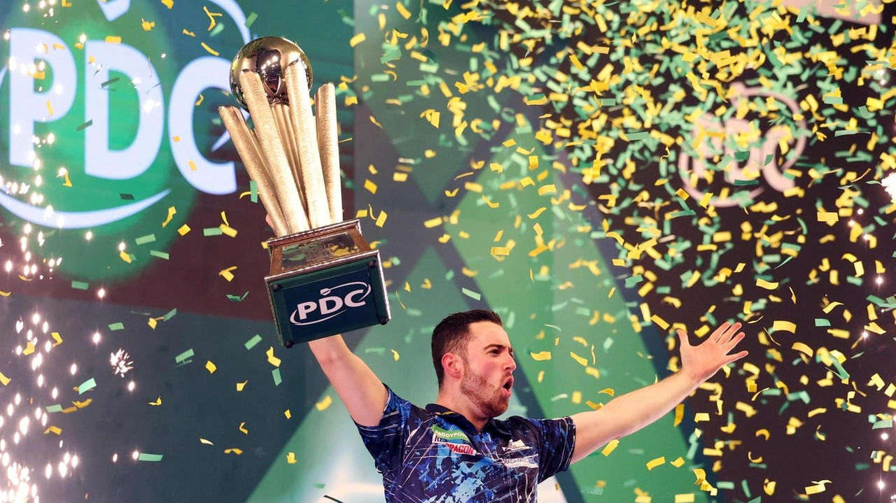 A soli 18 anni, Luke Littler diventa il più giovane campione del mondo di freccette, battendo Michael van Gerwen.