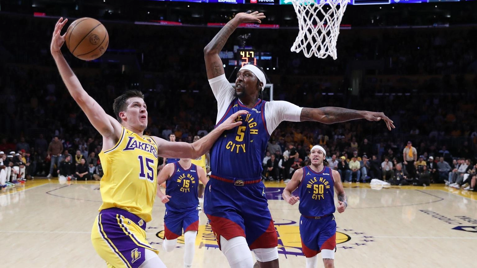 Basket: playoff Nba, Denver schiaccia i Lakers e va sul 3-0