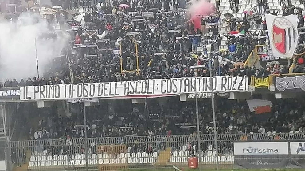 Lo striscione dei tifosi bianconeri dedicato al presidentissimo Rozzi