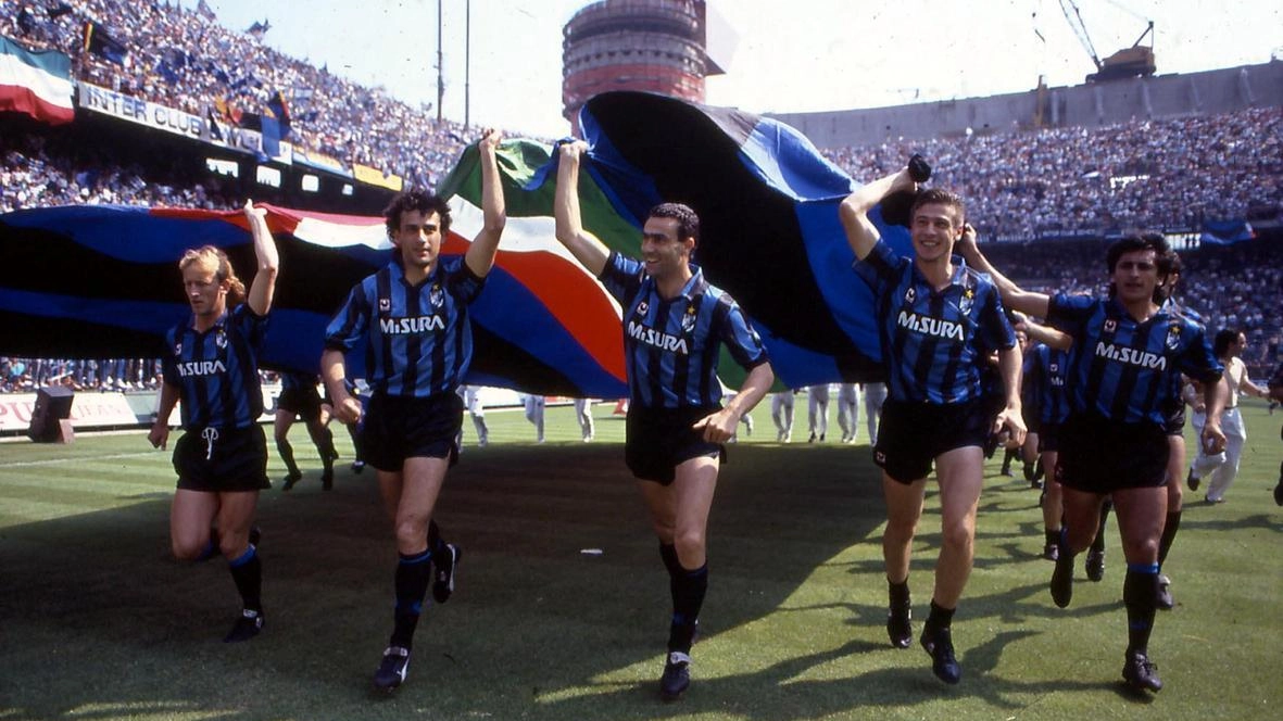 L'Inter, con 20 scudetti in 116 anni, ha segnato la storia del calcio italiano con una squadra internazionale. Dai fondatori ai trionfi, un percorso di campioni e presidenti che ha reso l'Inter un'icona del calcio italiano.