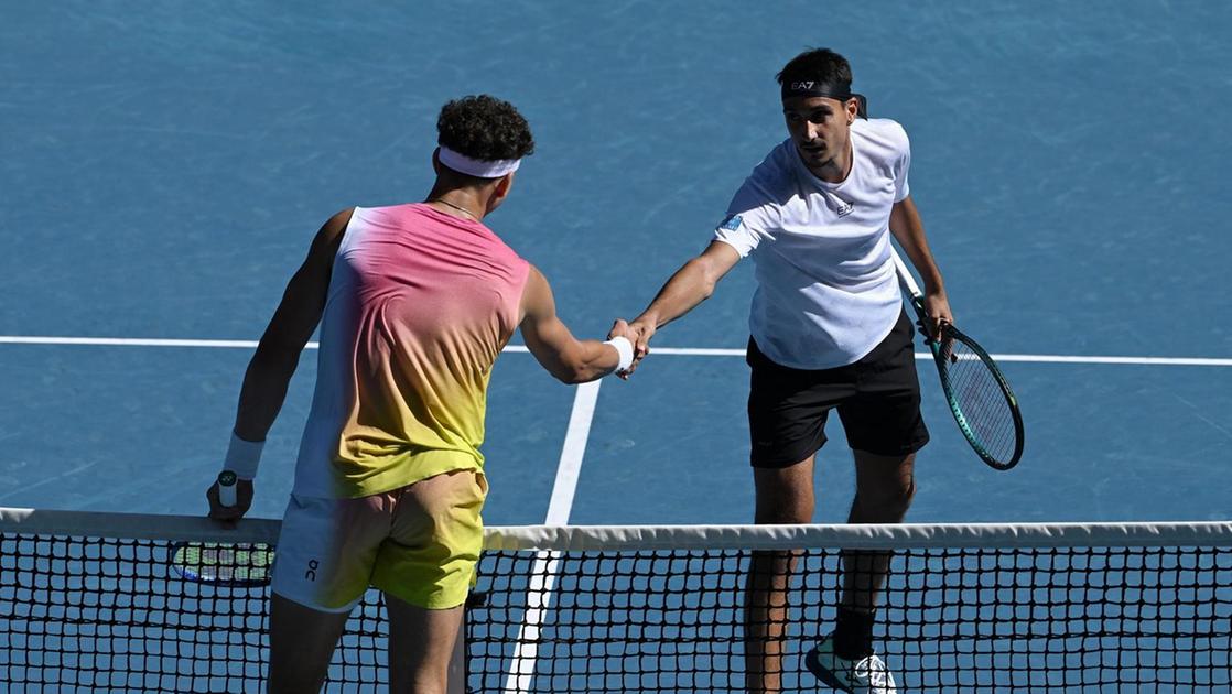 https://sport.quotidiano.net/image-service/view/acePublic/alias/contentid/ZGMxZDNjZDQtMDZkMC00/0/australian-open-sfuma-sogno-sonego-in-semifinale-va-shelton.jpeg?f=16:9&w=1200&h=630