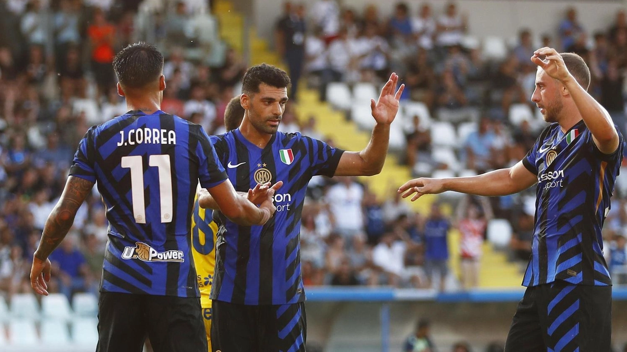 Mehdi Taremi festeggia con Joaquin Correa e Carlos Augusto la doppietta firmata in amichevole contro il Las Palmas