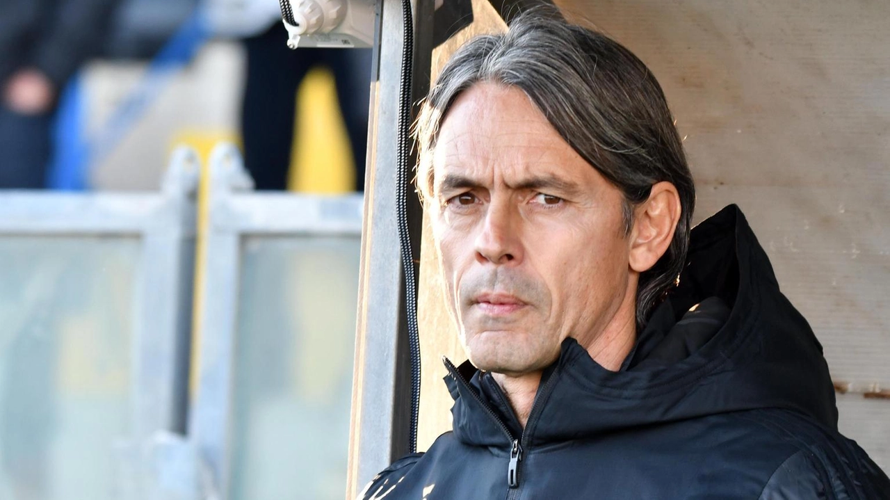 Filippo Inzaghi, 51 anni, mentre dirige la squadra dalla panchina