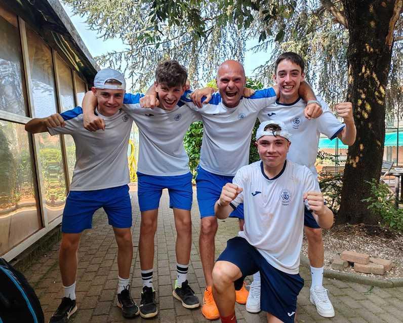 https://sport.quotidiano.net/image-service/view/acePublic/alias/contentid/ZGQyM2RlM2UtMmE3ZS00/0/cogo-e-occhiali-trascinatori-il-cus-vola-verso-i-nazionali.jpeg