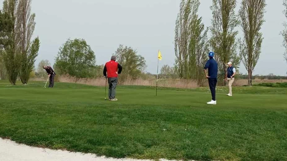 Il Trofeo Renault Destauto all'Adriatic Golf di Cervia ha visto Michele Mazzotti trionfare con 76 colpi. Al Trofeo IES, vittoria di Fabio Perini e Paolo Vetricini con 72 colpi in formula a coppie. Andrea Ronchi.