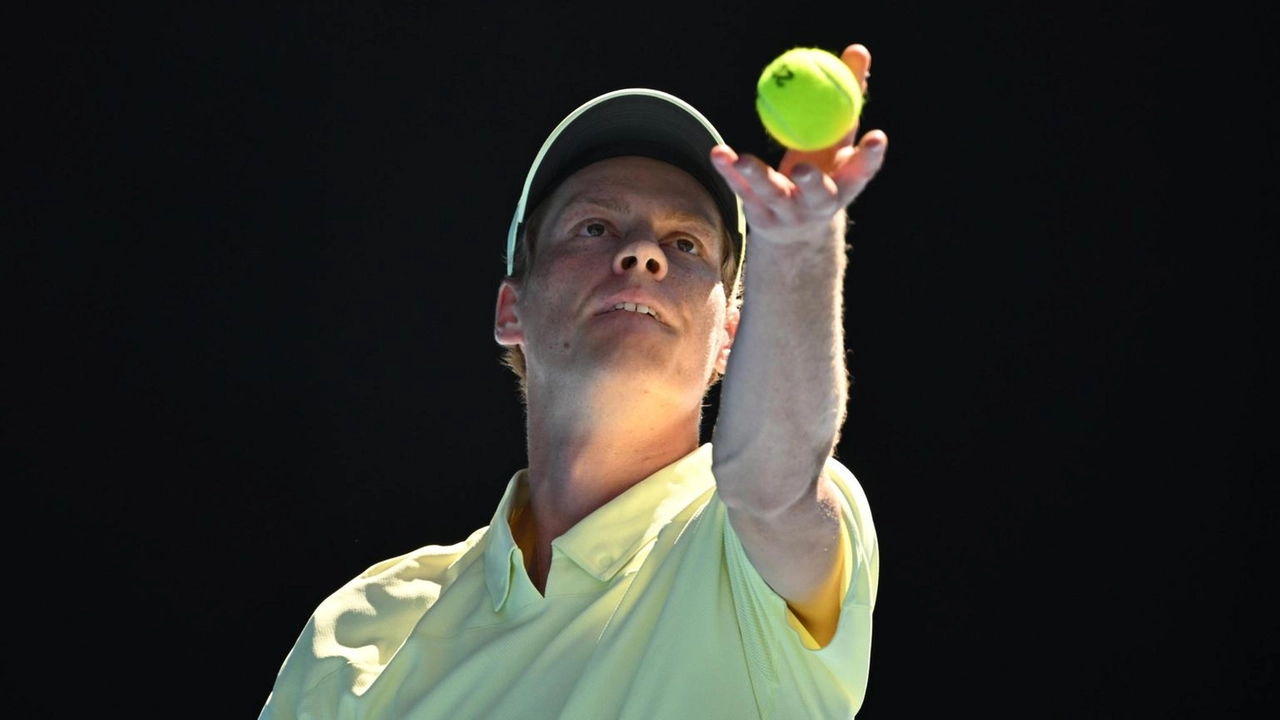 Sinner vince contro Tsitsipas 6-3, 7-6 nella settimana di preparazione all'Australian Open. Prossimo avversario: Nicolas Jarry.