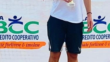 Il tennista cussino Andrea Picariello ha trionfato nel torneo nazionale under 14 al Circolo tennis Russi. Con un gioco brillante, ha sconfitto Noè Baldini in finale, dimostrando grande talento e determinazione. Ora si prepara per altri tornei estivi.
