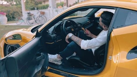 Hysaj a bordo della sua Ferrari (Foto Instagram)