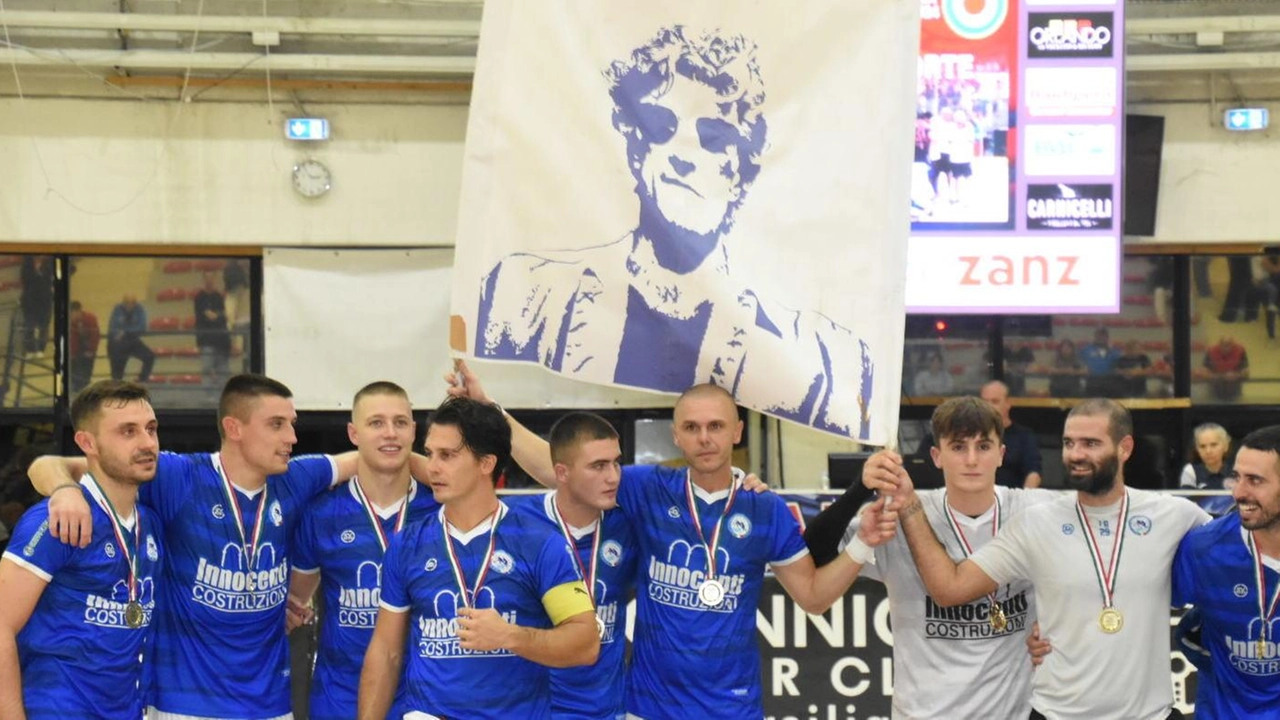 Il Follonica vince la Supercoppa Italiana di hockey battendo il Forte dei Marmi 4-3. Partita combattuta, ma i maremmani si dimostrano più forti. Dedica speciale a Simone Pantani.