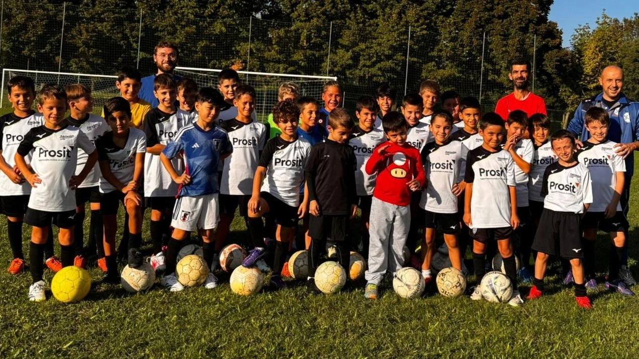 La Scuola Calcio Buscherini ha ripreso le attività per i giovani calciatori nel quartiere Ospedaletto, offrendo campi regolari e allenamenti mirati per bambini dai 4 agli 11 anni. Istruttori qualificati guidano una cinquantina di ragazzi verso una crescita sportiva e educativa.