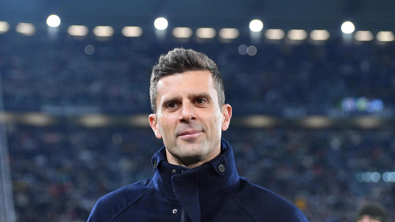 Thiago Motta annuncia cambiamenti nella Juventus: assente Locatelli, si attende il nuovo capitano bianconero.