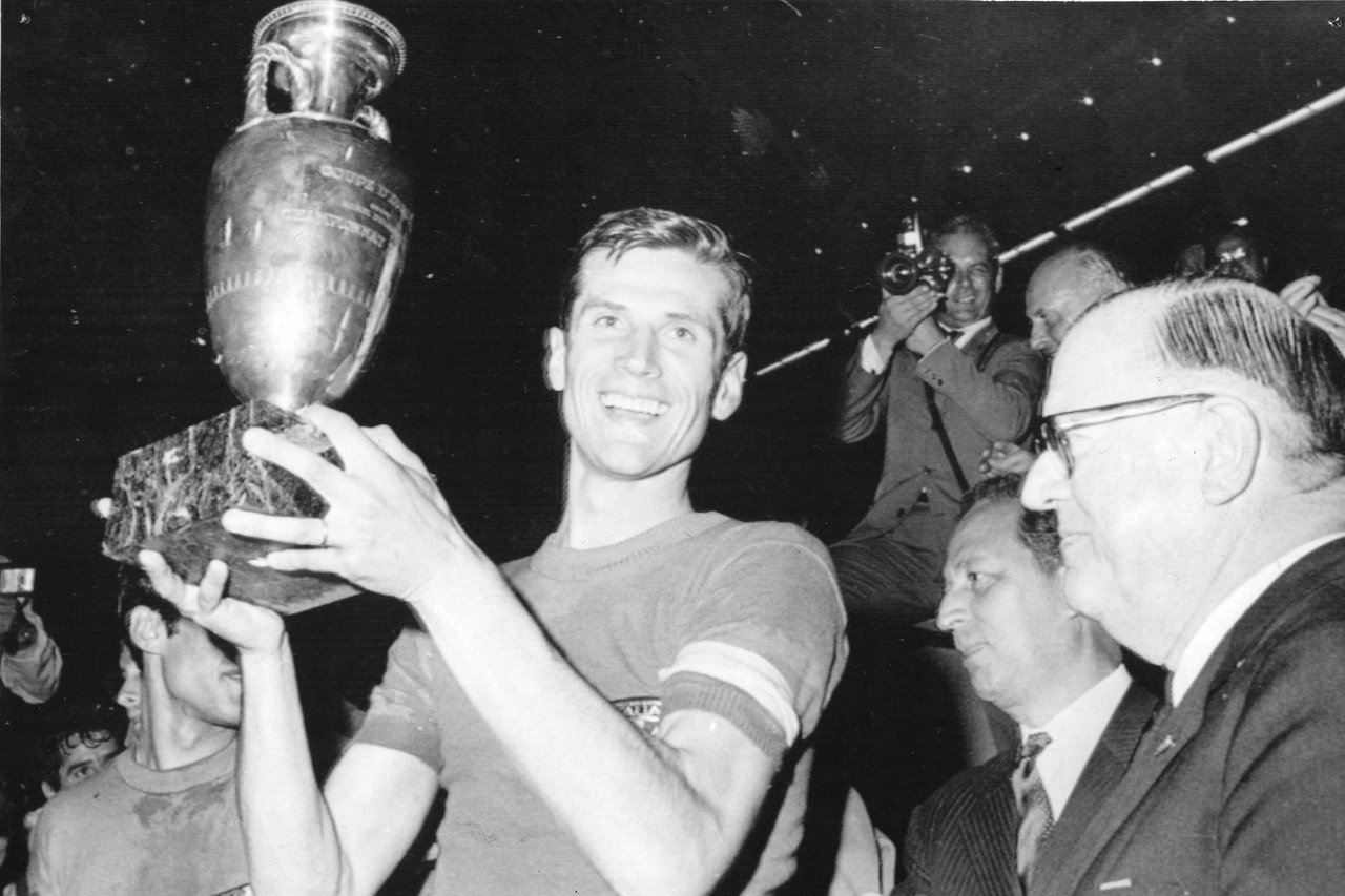 Giacinto Facchetti con il trofeo degli Europei: l'Italia vinse nel 1968