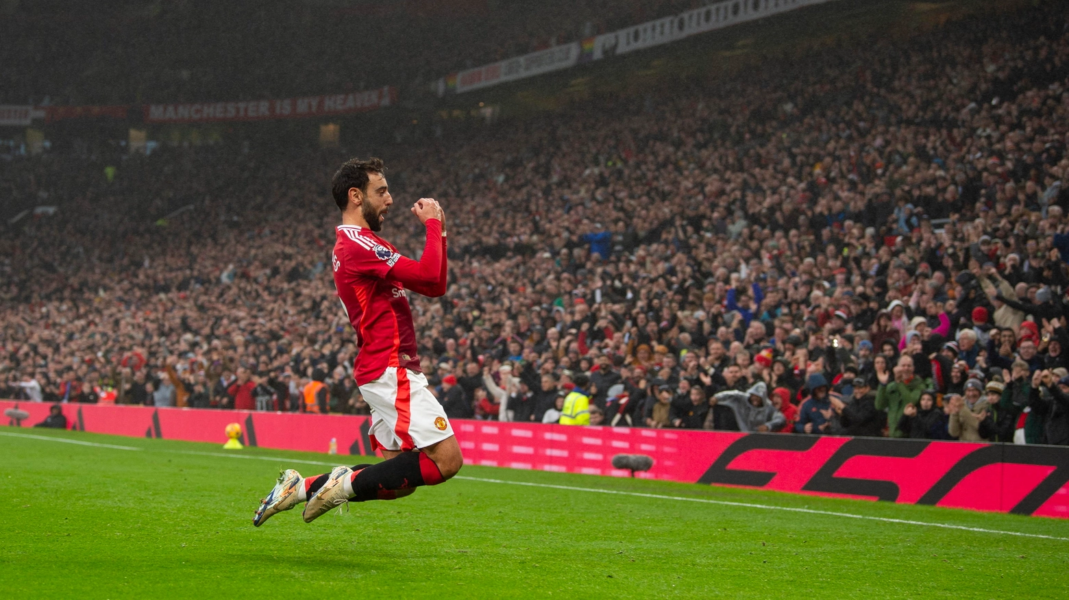 Bruno Fernandes (Manchester United) festeggia la rete al Leicester City (Ansa)