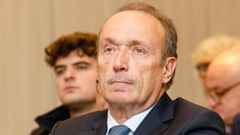 Stefano non va alla riunione. Dal summit la richiesta del ritiro delle dimissioni, la tensione resta. I soci: "Tedeschi ci ripensi». Tutti compatti con il presidente