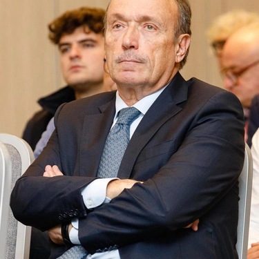 Stefano non va alla riunione. Dal summit la richiesta del ritiro delle dimissioni, la tensione resta. I soci: "Tedeschi ci ripensi». Tutti compatti con il presidente