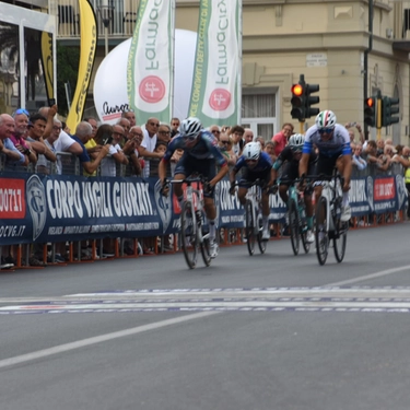 Ciclismo, alla Firenze-Viareggio poker di Meris. Bufera di vento e sabbia sulle premiazioni