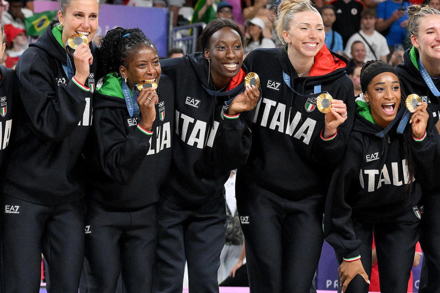 Le ragazze del volley festeggiano la vittoria sugli Usa in finale