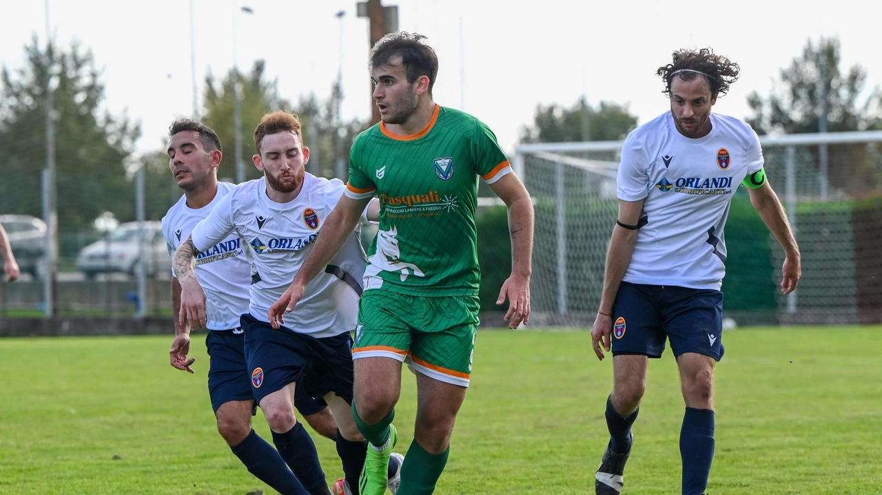 Toffano, lesto a conquistare la palla respinta dal portiere del Valsanterno sul tiro di Parmeggiani, era stato bravo a riaprirla (Foto Bp)