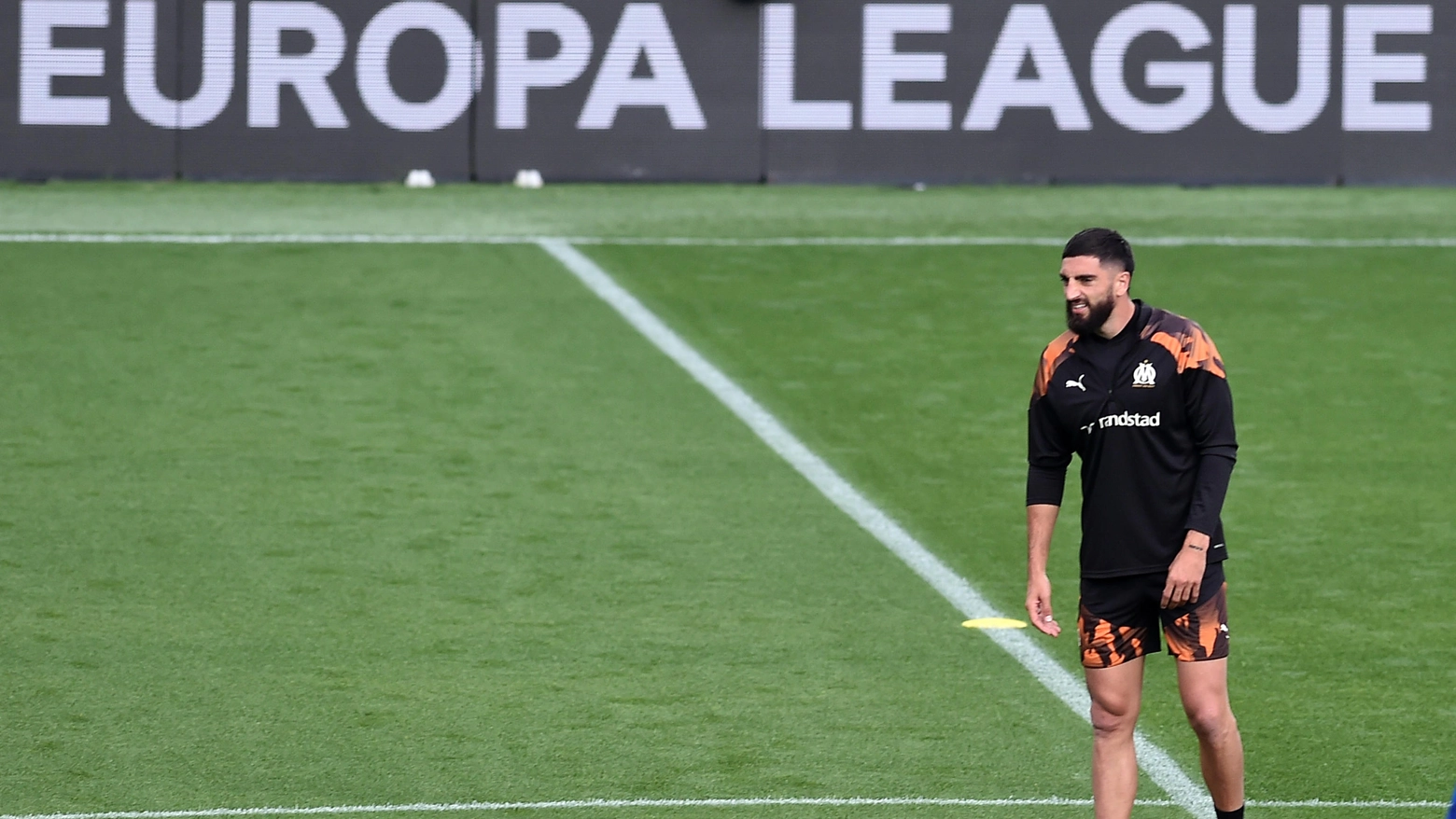 Samuel Gigot con la maglia del Marsiglia in allenamento