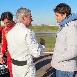 Carlos Sainz lascia la Ferrari: emozionante addio a Maranello con Leclerc e Sainz senior