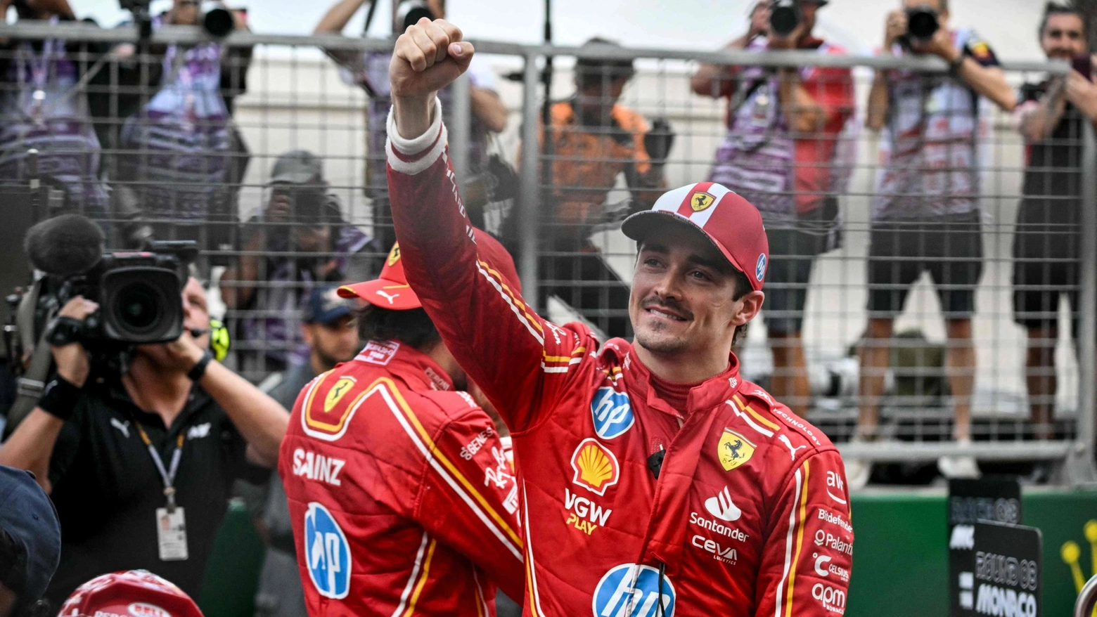 Charles Leclerc esulta dopo la vittoria nel Gp di Monaco di Formula 1. Sesta vittoria in carriera per il pilota monegasco (Ansa)