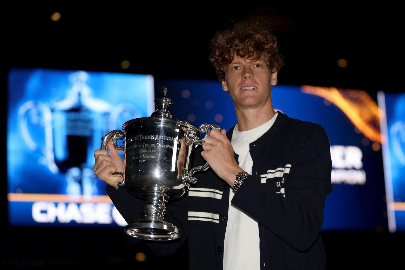 Jannik Sinner con il trofeo degli Us Open: per il tennista azzurro è finito l'incubo legato al caso Clostebol