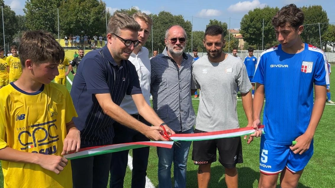 Il Modena e la Polisportiva Saliceta San Giuliano rinnovano la loro collaborazione trentennale con l'inaugurazione del nuovo campo in erba sintetica 'Manfredini'. Un investimento di quasi 400mila euro che migliora le condizioni per le categorie giovanili.