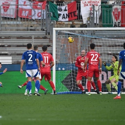 Il pari che scontenta tutti. Engelhardt illude il Como. Caprari salva il Monza