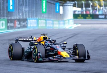 Verstappen vince la Sprint Race a Miami, Leclerc è secondo con la Ferrari. Sainz quinto. Qualifiche live alle 22
