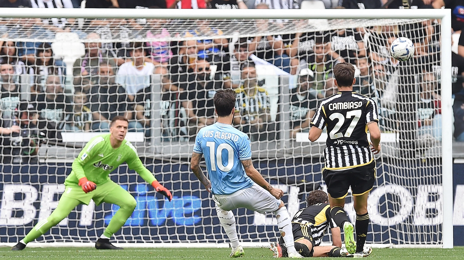 Luis Alberto mentre realizza la rete del momentaneo 2-1 contro la Juventus